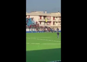 Calcio, follia dopo Fasano-Nardò: scontri tra tifosi. Volano anche cartelloni pubblicitari – VIDEO