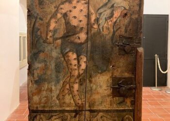 Misteri e intrighi dietro la “Porta dei 100 occhi” di Conversano