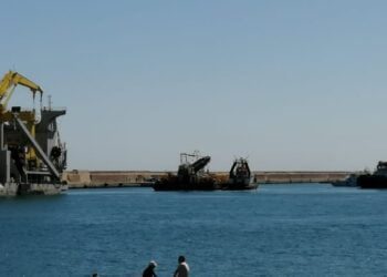 Rimorchiatore affondato, pontone ed equipaggio arrivano a Bari. Dispersi: le ricerche si spingono più a Sud