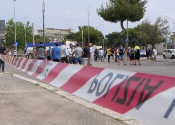 Porto di Bari, protesta dei pescatori contro il caro gasolio: manifestanti bloccano la strada