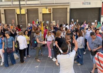 Sciopero della scuola, Bari: flash mob degli insegnanti. Libri al cielo contro i tagli del Governo