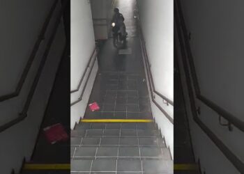 Con lo scooter romba nel sottopasso. La denuncia: “Mi sono sentito in pericolo”