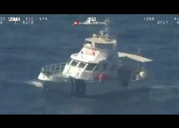 Rimorchiatore affondato, a bordo casse di combustibile piene: verifiche su sversamento in mare