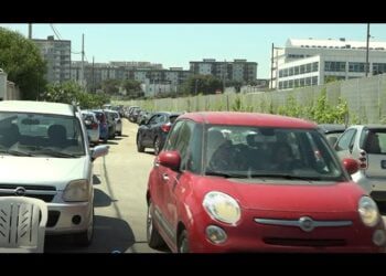 Torre Quetta, il parcheggio selvaggio fa infuriare i residenti: via Zuccararo presa d’assalto – VIDEO