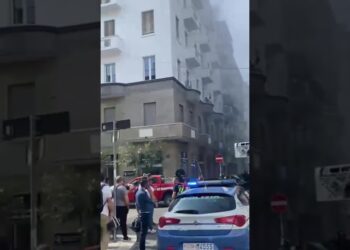 Bari, panico in via Melo: fumo e fiamme in un palazzo. Gente intrappolata in casa – VIDEO