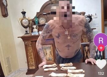 È ai domiciliari ma non resiste a Tik Tok, video con soldi e musica neomelodica: capoclan torna in carcere