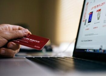 Vendeva pc e telefoni online ma non consegnava la merce: a processo titolare di un negozio a Bari