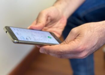 Truffe luce e gas, la nuova tecnica al telefono: “Chiamo dal Comune e la contatto per un rimborso…”