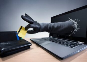 Vende un tavolo su Facebook, riceve una mail dall’Interpol. “Così ho scoperto una truffa”
