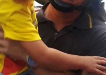 Bimbo di 2 anni gioca in salotto, testa incastrata nel telaio in acciaio del tavolo: salvato dai Vigili del Fuoco