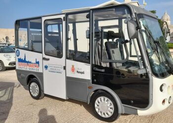Monopoli, navette da e per il mare fino a sera. Novità: bus elettrici nel centro storico