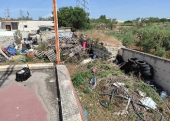 Bari, gestione abusiva di rifiuti pericolosi: maxi operazione della Polizia Locale. Cinque denunce – FOTO
