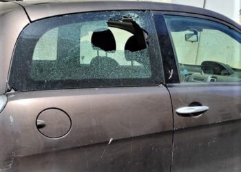 Bande di teppisti distruggono auto e danneggiano portoni, i residenti: “Siamo stanchi. Nessuno fa nulla”