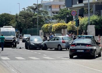 Maxi incidente a Palese, frontale in via Nazionale con cinque mezzi coinvolti: feriti e strada bloccata