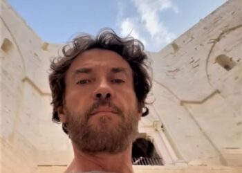 Alessio Boni a Castel del Monte: il video è già virale, fan impazzite sui social network