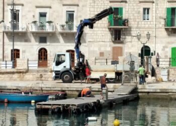 Pontili mobili rimossi dal porto di Giovinazzo: è polemica. Barche ormeggiate al molo
