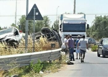 Auto e mezzo pesante si scontrano tra Andria e Trani, veicoli ribaltati: feriti i due conducenti