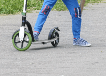 Rubano monopattino a bimbo autistico, un commerciante glielo regala: “Voglio la sua felicità”