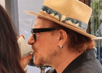 Bono torna in vacanza in Puglia, il leader degli U2 avvistato a Ostuni