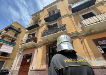 Bari, incendio su via Principe Amedeo: sei persone salvate. Nube nera sul quartiere Libertà