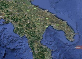 Continua ad aumentare il traffico di navi militari russe nel Mediterraneo. Nei giorni scorsi l'incrociatore Varyag è stato segnalato a circa 150 miglia dal golfo di Taranto, in acque internazionali. Si è poi allontanato ed al momento, a quanto si apprende da fonti qualificate, si trova a 300 miglia di distanza dalle coste pugliesi ed è in navigazione verso sud-est, in direzione di Creta. ANSA/GOOGLE MAPS +++ NO SALES, EDITORIAL USE ONLY +++