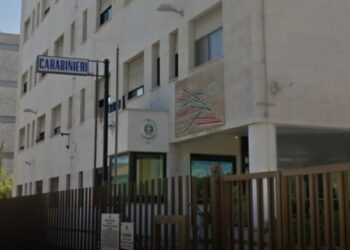 Strappa via la borsa a una donna di 86 anni e scappa, poi va dai carabinieri: arrestato
