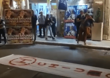 “Buffone vattene”, Emiliano contestato a Terlizzi sull’ospedale “Sarcone”: bagarre col sindaco Gemmato