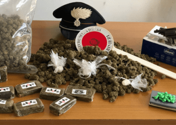 Beccato con marijuana, hashish e cocaina: arrestato 44enne. In casa anche una pistola clandestina