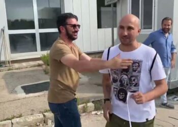 Ex Om, 12 lavoratori firmano i contratti e ritirano le nuove divise Selektica: emozione allo stabilimento