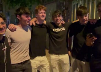Notte prima degli esami, a Bari cori e girotondi davanti alle scuole