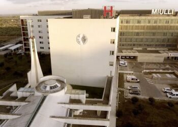 “Via la cravatta”, abbigliamento casual al Miulli: le mosse dell’ospedale contro caldo e caro energia