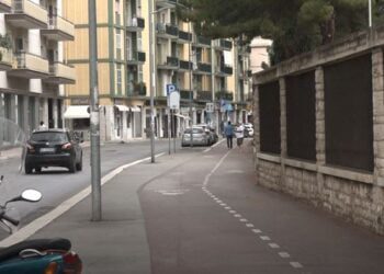 Bari, schiaffeggiata sul sedere da due minori su una bici elettrica: “Ora ho paura di uscire”