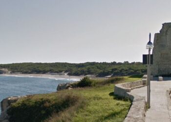 Caldo killer, morti due turisti in spiaggia a Torre dell’Orso e Alimini