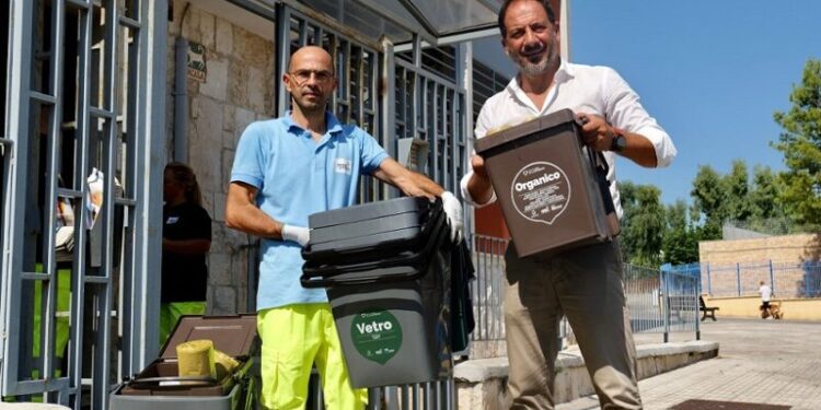 29 07 22 In Corso La Distribuzione Dei Kit Della Raccolta Differenziata Porta A Porta Per Completare Il San Paolo