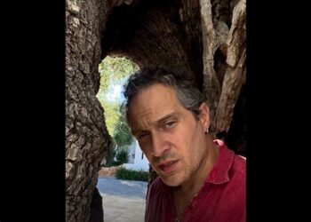 Claudio Santamaria in Valle d’Itria per le vacanze: “viaggio” dentro un ulivo secolare – VIDEO