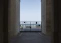 Vista Del Mare Dall'interno Di Un Cortile Privato.