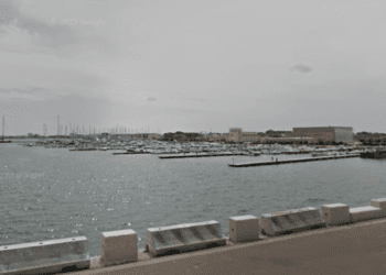 Incendio su nave container a largo di Bari, fiamme spente e mezzo dirottato su Brindisi