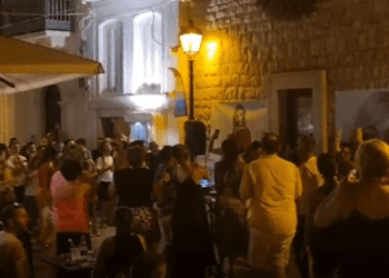 Bari vecchia in ‘fiesta’ con Raffaella Carrà: “Un anno fa ci lasciava la nostra diva nazionale” – VIDEO