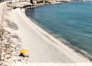 Trani, precipita sugli scogli da un muretto del lungomare: grave un 33enne