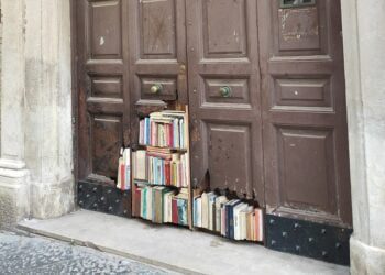 Vandali bruciano il portone, libri per riempire lo spazio vuoto: la foto da Lucera divide i social