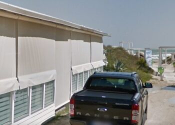 In fiamme l’auto del titolare dello stabilimento balneare, l’sms sul biglietto: “Devi pagare”