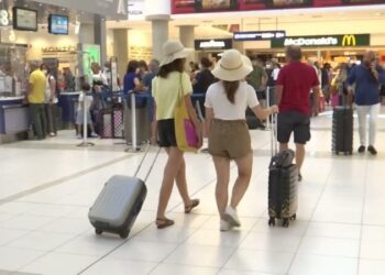 Caos aereo, nel weekend annullati 8 voli anche su Bari: “Vacanze rovinate”