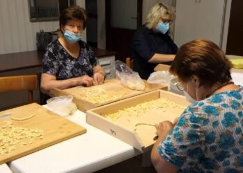 Tutti a lezioni di orecchiette, a Palese la 34esima edizione: per imparare l’antica arte culinaria