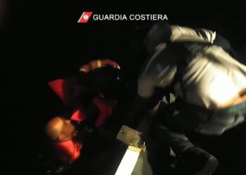 Puglia, affonda peschereccio: salvati tre marittimi dispersi al largo di Punta Prosciutto – VIDEO