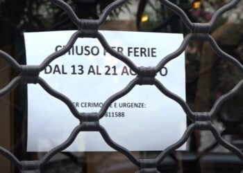 Un cartello con annuncio ferie