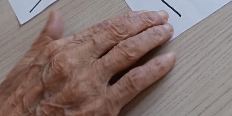 Mano Anziana