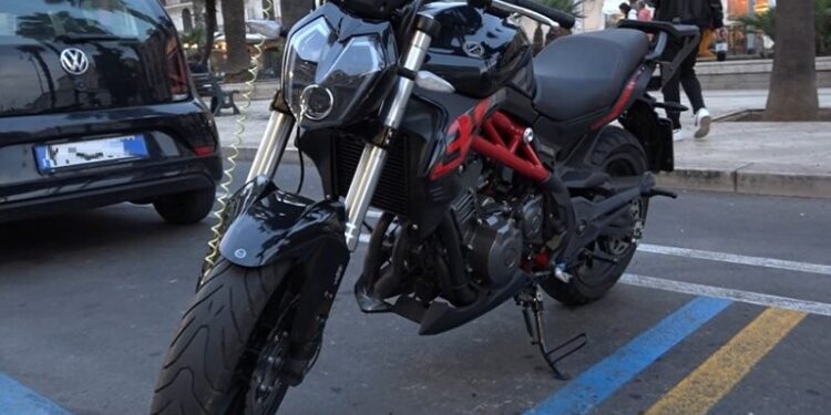 Moto Strisce Blu