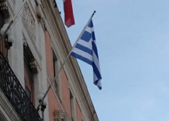 25 03 23 Bandiera Greca Sulla Facciata Di Palazzo Di Città