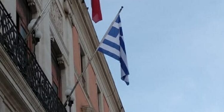 25 03 23 Bandiera Greca Sulla Facciata Di Palazzo Di Città