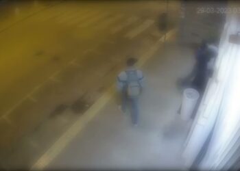 Bari, ‘spaccata’ Da Noh Samba: Il Video Dell’incursione E Del Furto Lampo. Vetrina In Frantumi Con Un Masso – Video